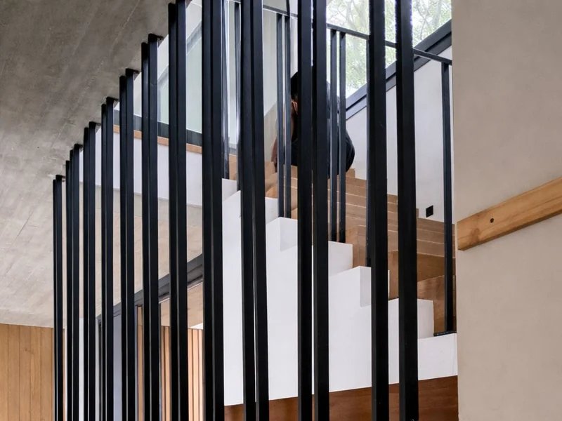 Detalle de baranda de hierro para escalera fabricada a medida