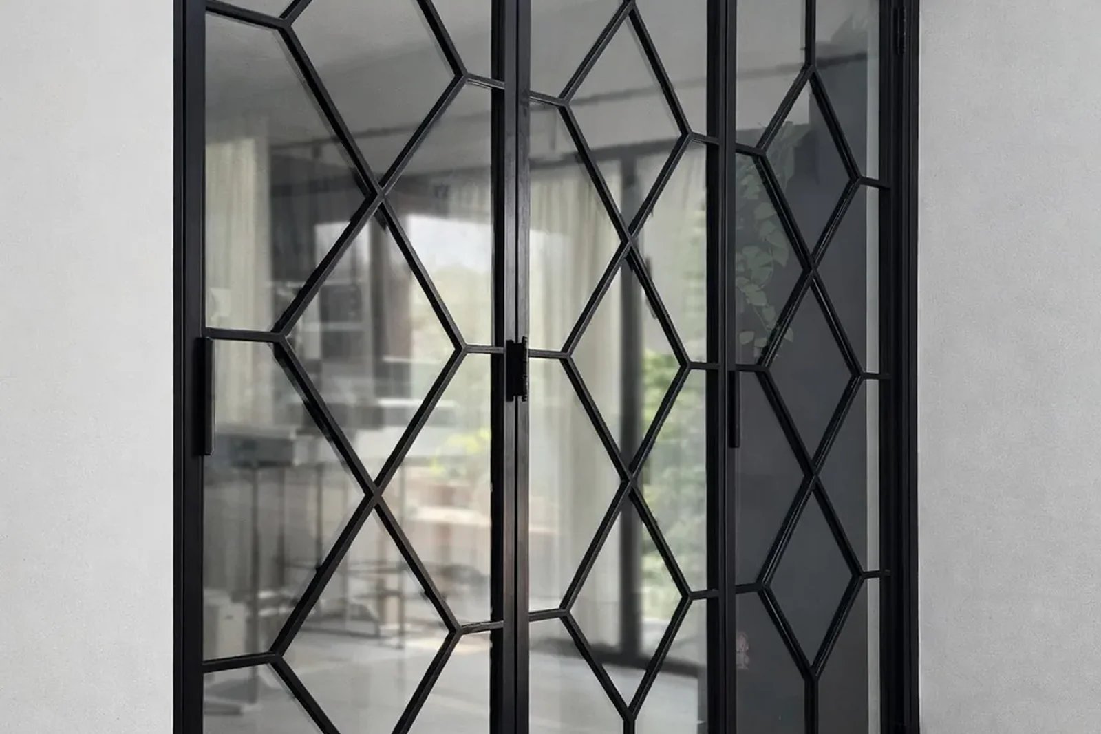 Cerramiento de hierro con diseño de rombos instalado en Zona Norte