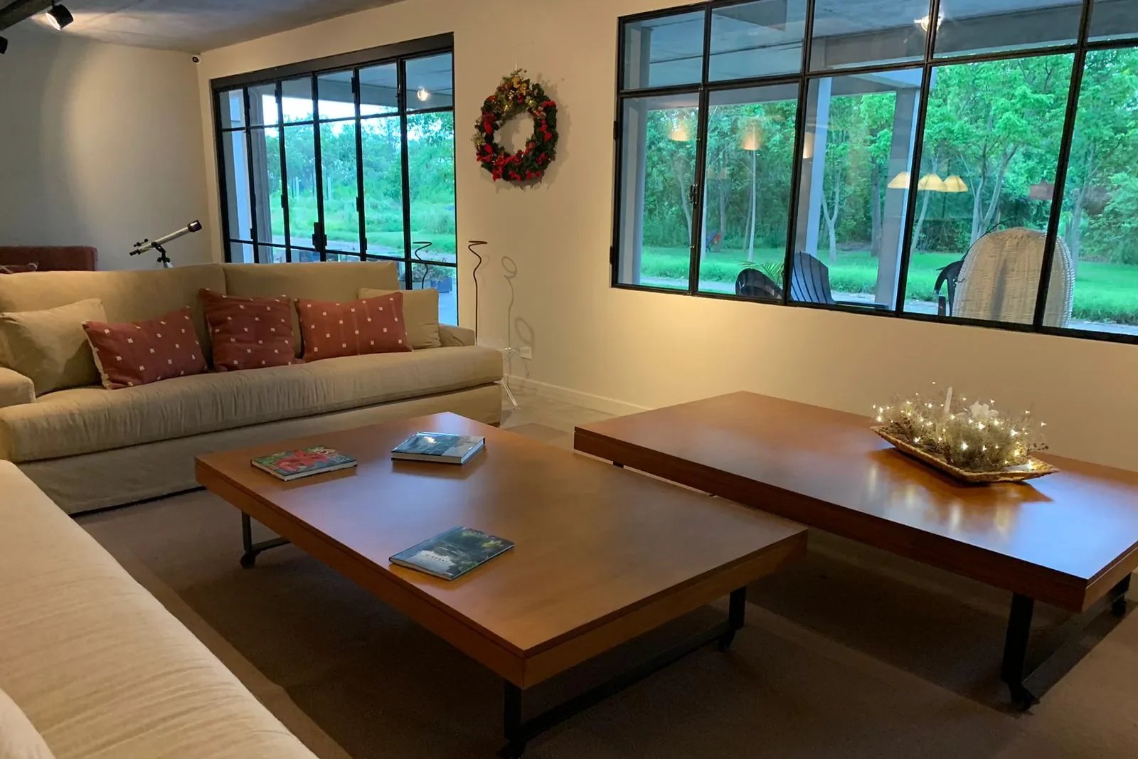 Interior con cerramiento de hierro y vidrio en Zona Norte