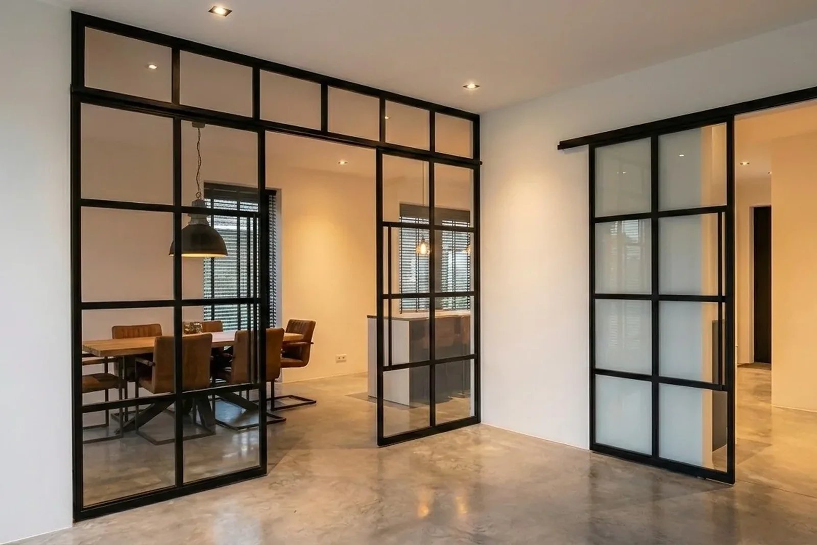 Detalle de paños y herrajes en cerramiento de hierro a medida