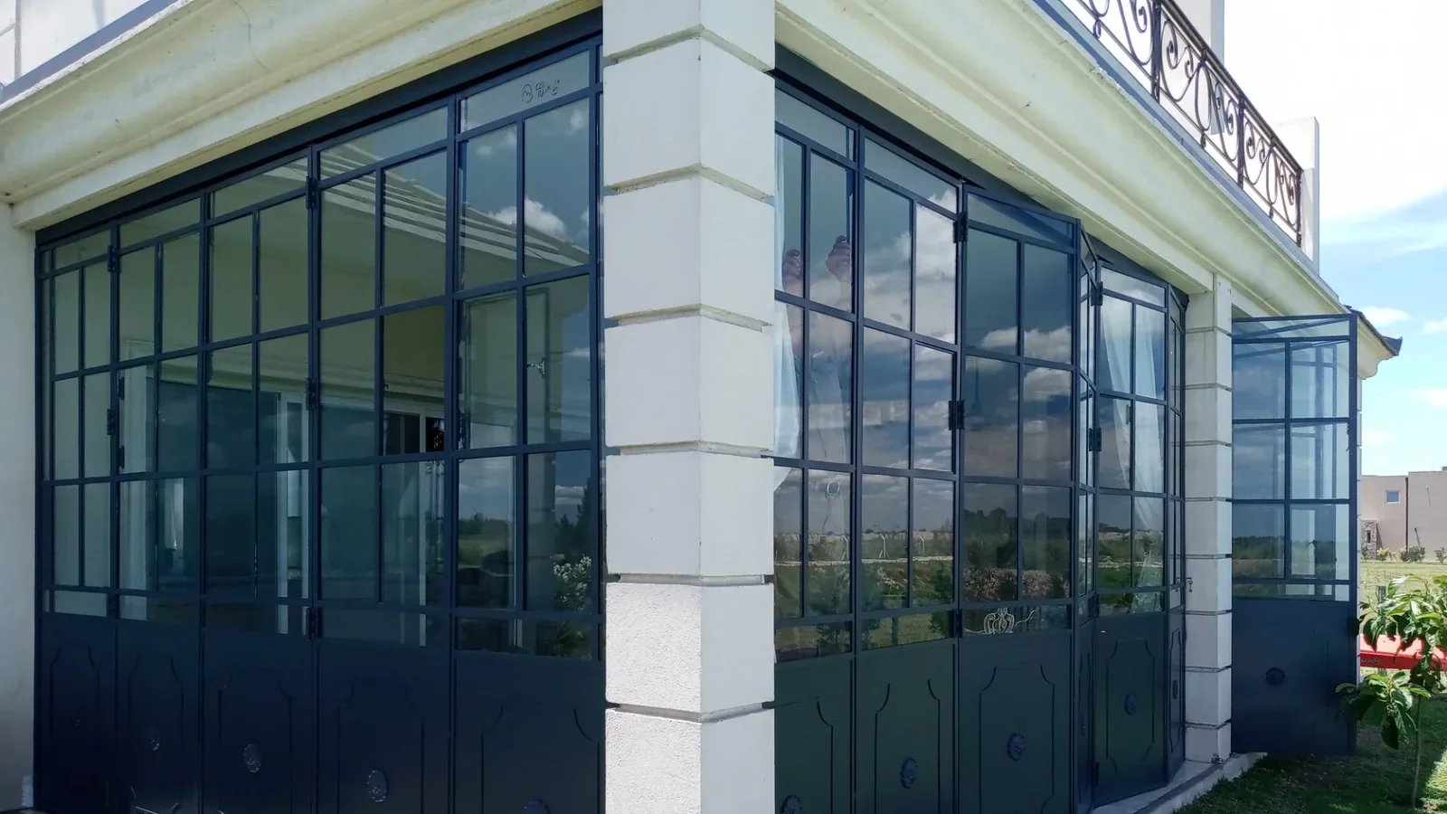 Cerramiento de hierro y vidrio a medida instalado en Tigre, Zona Norte