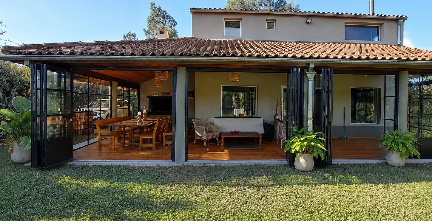 Cerramiento plegable de hierro y vidrio en una galería