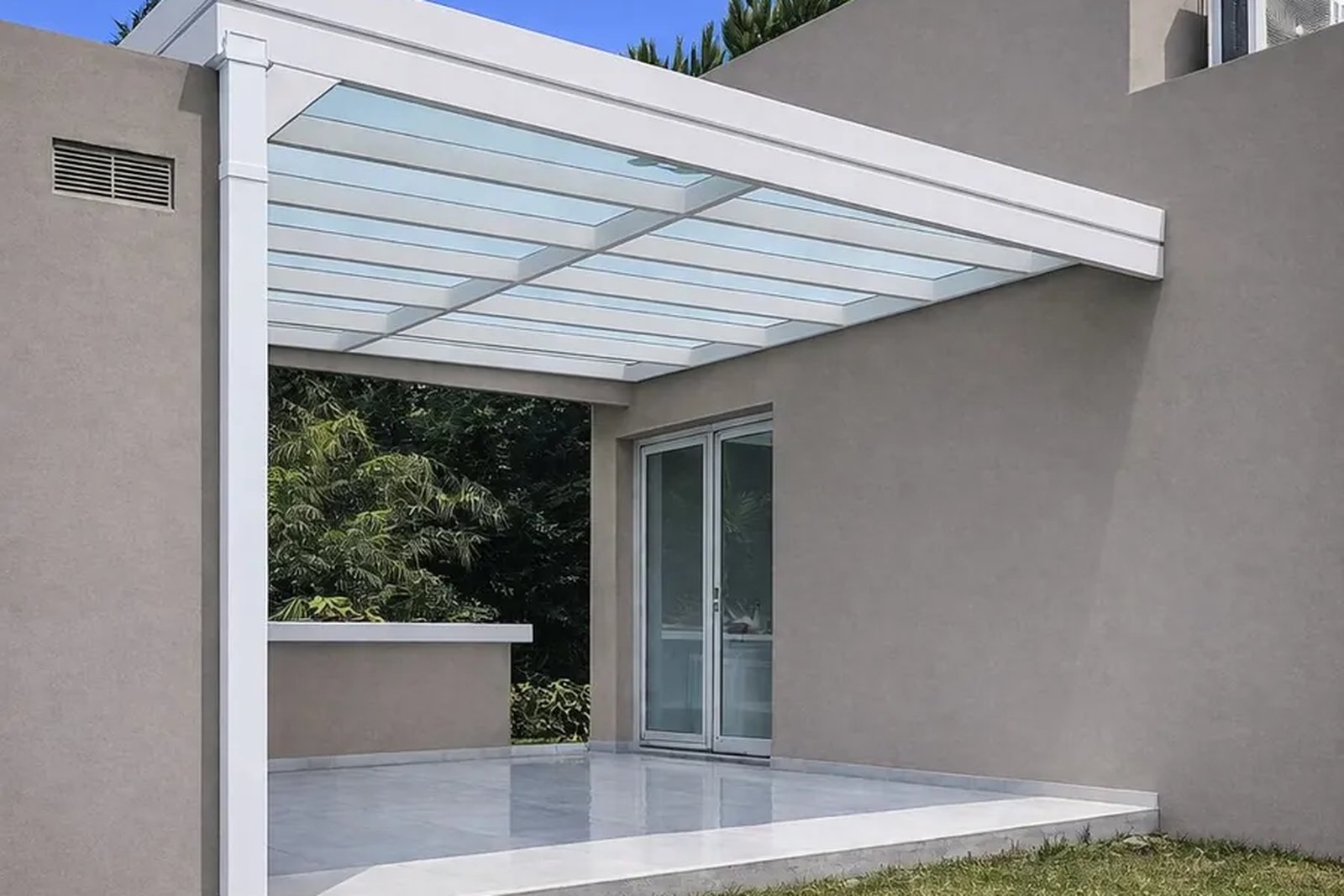 Estructura de pérgola metálica anclada a muro en Zona Norte