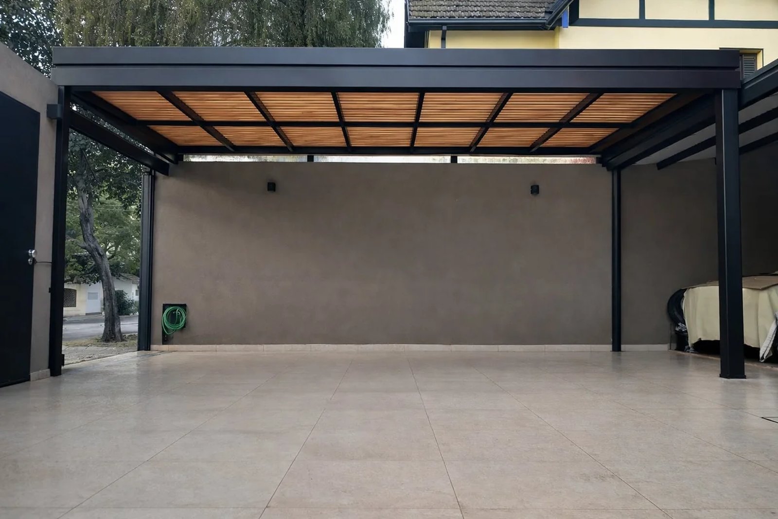 Pérgola metálica terminada con cubierta de policarbonato en Tigre