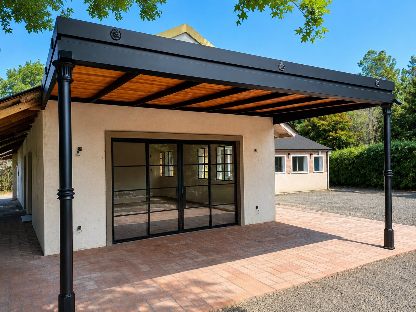 Pérgola metálica a medida instalada en patio exterior